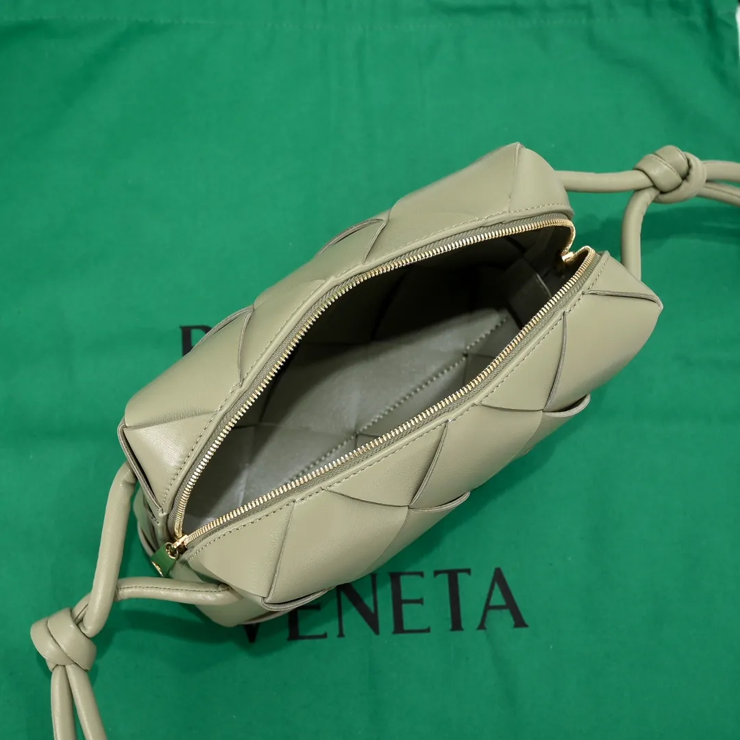 Batch 1360 #BV New Cassette camera bag📷Classic sheepskin woven material, matte texture, soft and delicate, high-end fashionable and unobtrusive. Clever handwork makes its structure very three-dimensional, so it also brings a large capacity, the bag body is very simple and attractive, giving everyone a fashionable and interesting visual experience. Zipper opening and closing, practical, lightweight when carried on the body, and the upper body has an American feel and is a bit playful and cute [Hey ha] Size: 22*14x10, model: 6600#